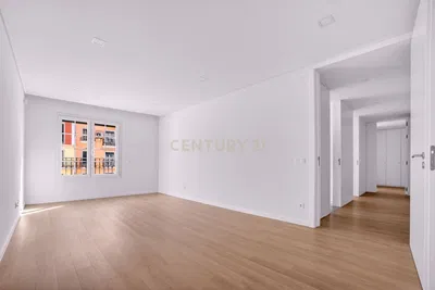 Σαλόνι; ξύλινο πάτωμα, φυσικό φως, ανακαινισμένο