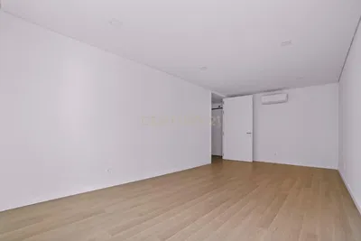 Σαλόνι; ξύλινο πάτωμα, ανακαινισμένο, φυσικό φως