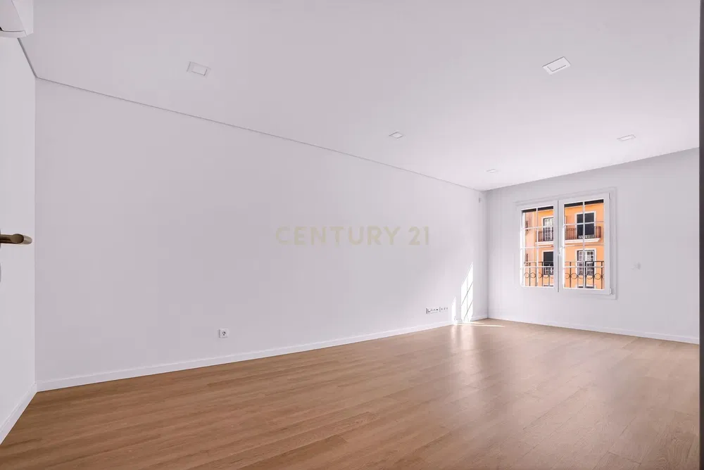 Σαλόνι; θέα, ξύλινο πάτωμα, φυσικό φως