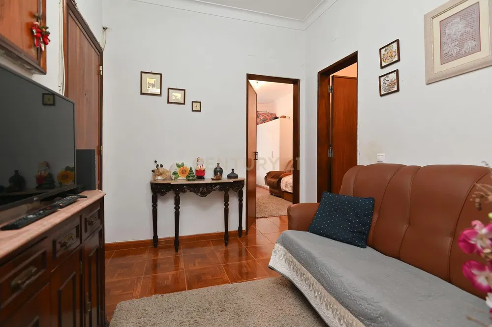 Obývací pokoj; dlažba, přirozené světlo, rustikální styl