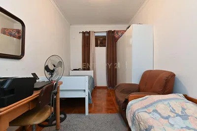 Ložnice; dlažba, přirozené světlo