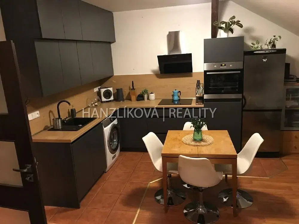 Küche; küchengeräte, fliesenboden, renoviert, tageslicht, moderner stil