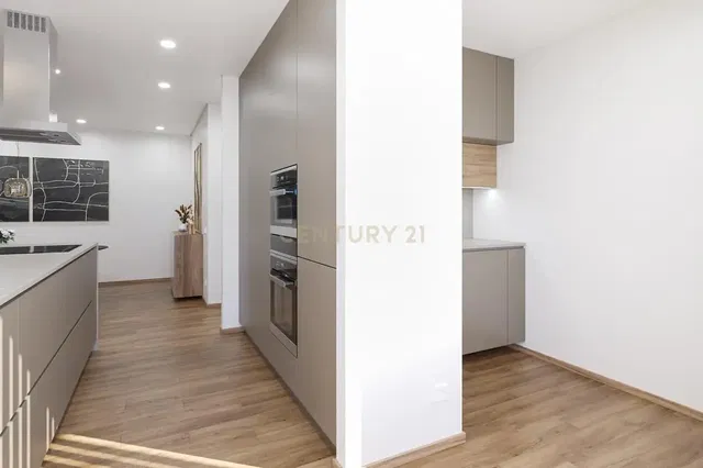 Κουζίνα; συσκευές κουζίνας, ανακαινισμένο, ξύλινο πάτωμα, φυσικό φως