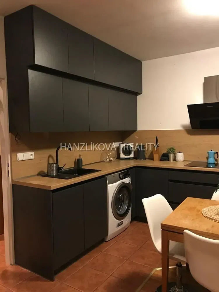 Küche; küchengeräte, fliesenboden, renoviert, tageslicht, moderner stil