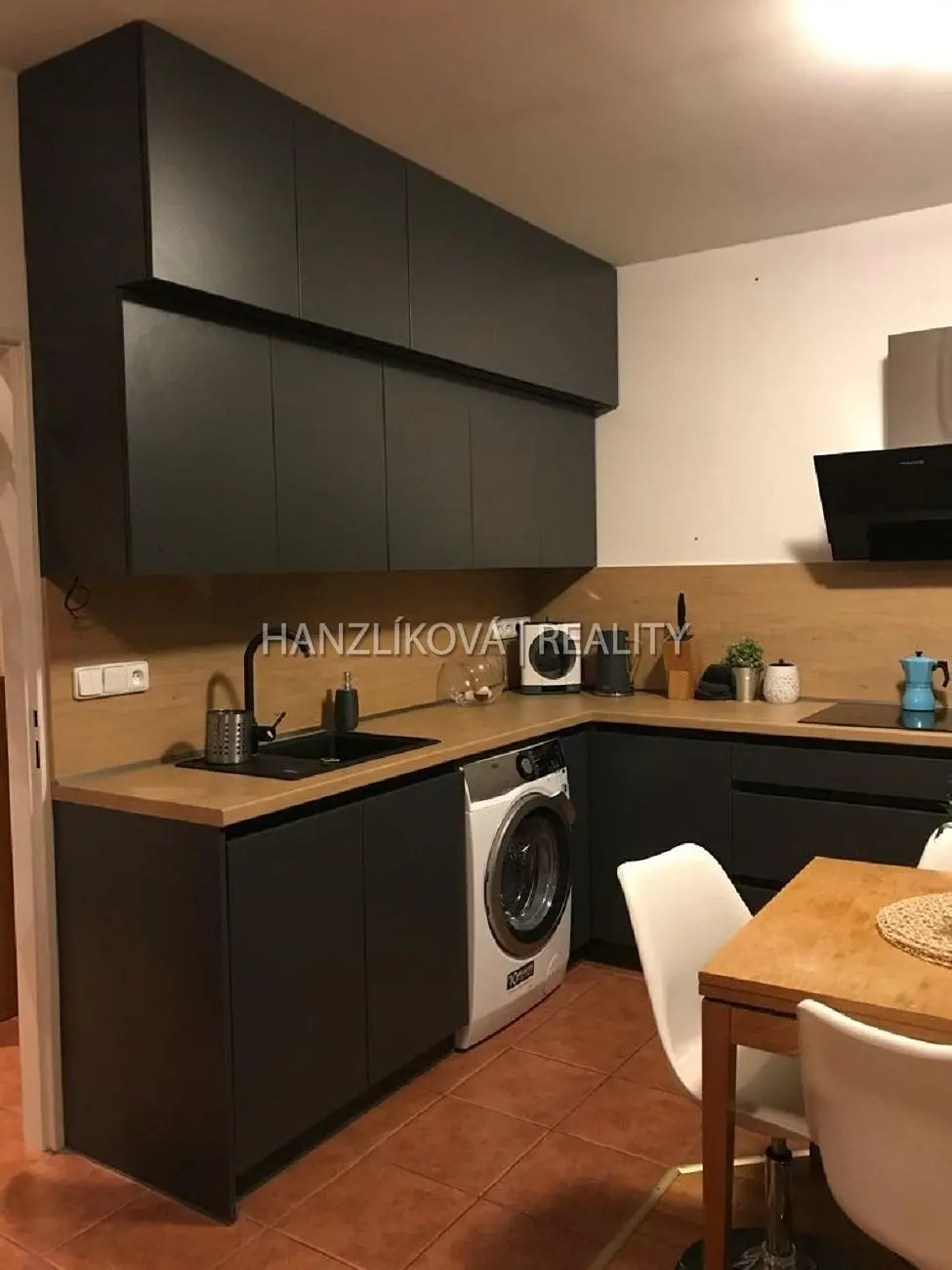Küche; küchengeräte, fliesenboden, renoviert, tageslicht, moderner stil