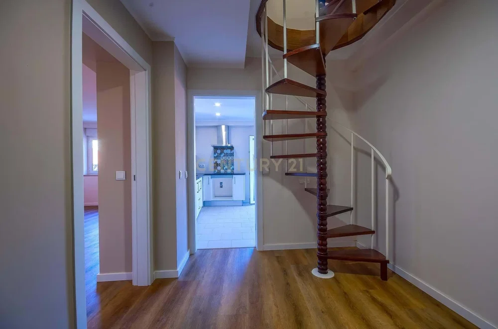 Кућа и околина; дрвени под, природно светло