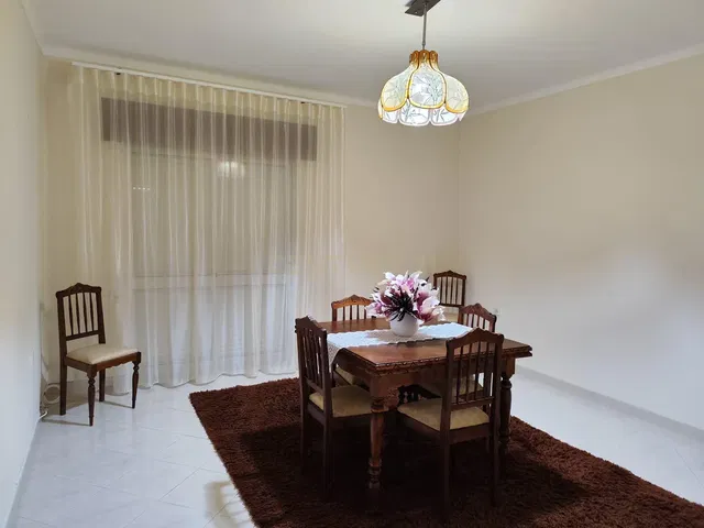 Τραπεζαρία; πλακάκια, φυσικό φως