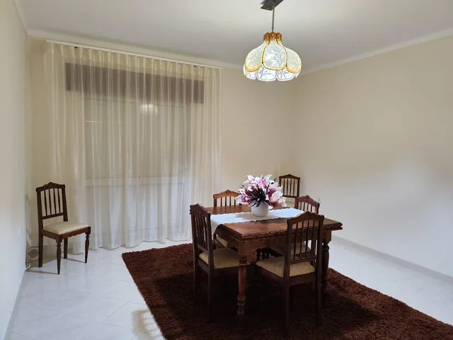 Esszimmer; fliesenboden, tageslicht