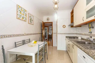 Κουζίνα; πλακάκια, συσκευές κουζίνας