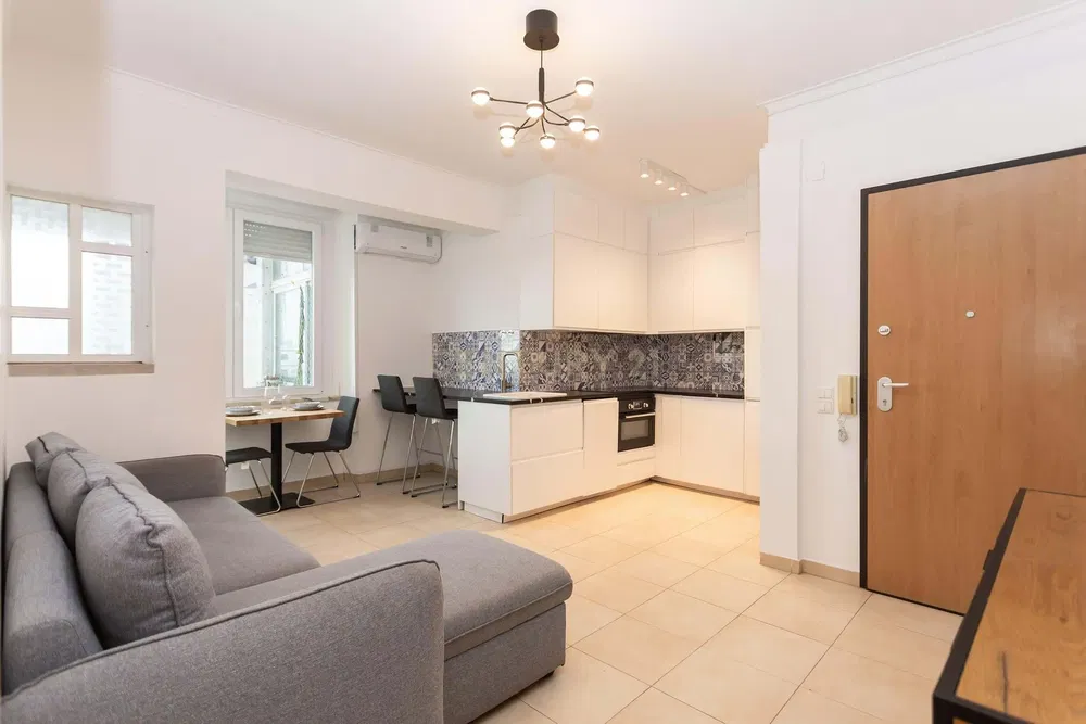 Obývací pokoj; přirozené světlo, dlažba, moderní styl