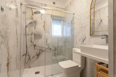 Koupelna; dlažba, po rekonstrukci, přirozené světlo