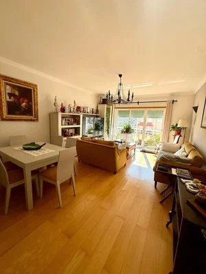 Дневна соба; дрвени под, природно светло, модерни стил