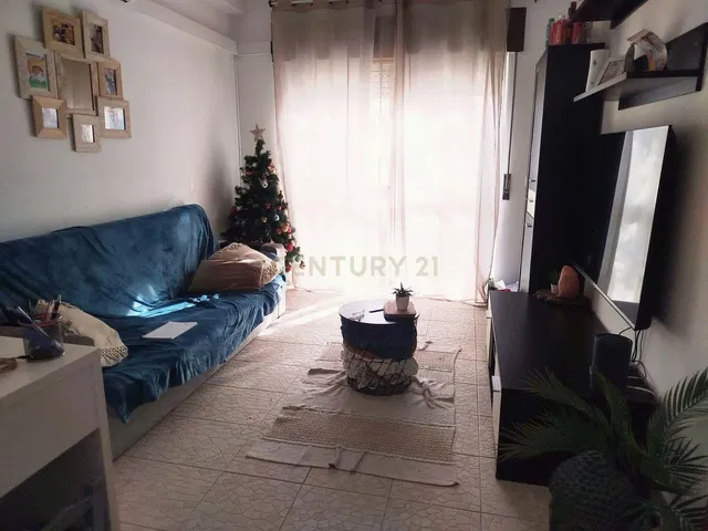 Wohnzimmer; fliesenboden, tageslicht