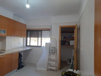 Кухиња; плочице, потребна реновација, кухињски апарати