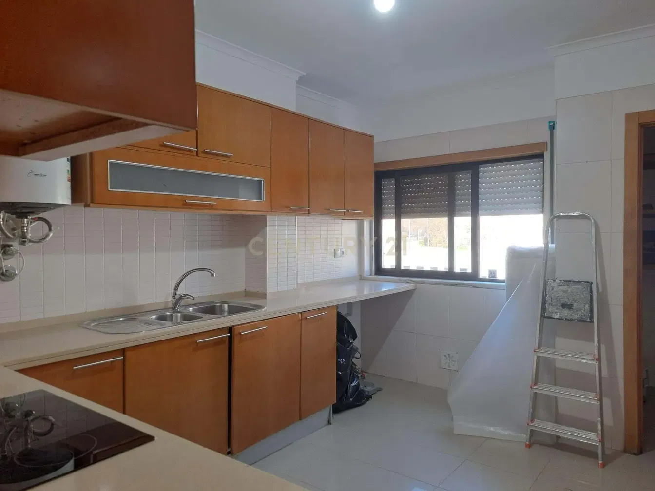 Кухиња; кухињски апарати, плочице, реновиран, природно светло