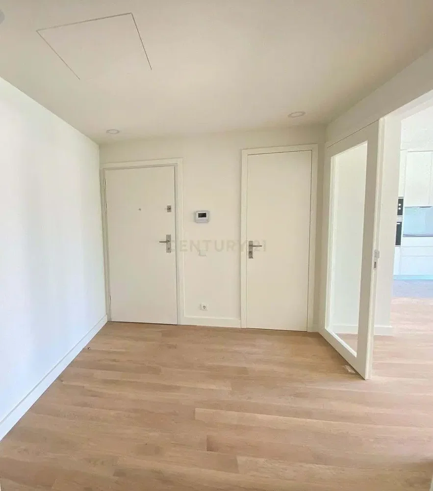Camera da letto; pavimento in legno, luce naturale