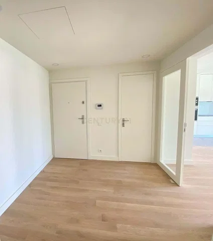 Ložnice; dřevěná podlaha, přirozené světlo