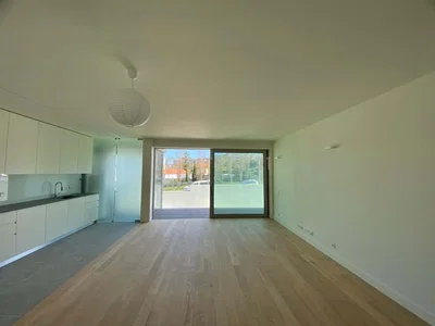 Soggiorno; vista, pavimento in legno, luce naturale