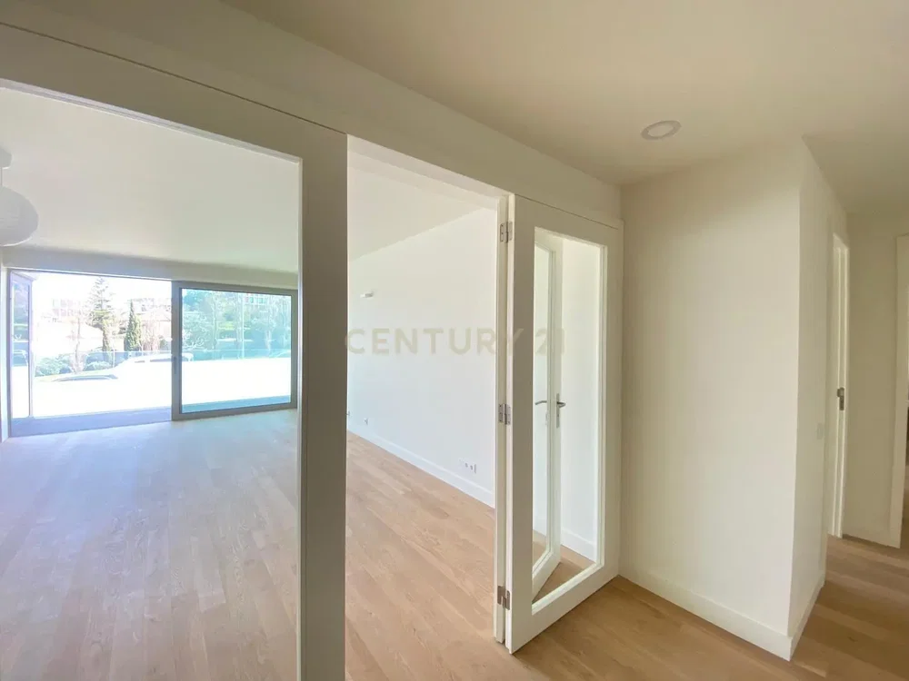 Soggiorno; vista, pavimento in legno, luce naturale, ristrutturato