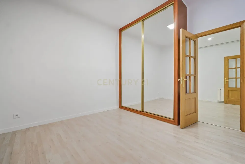 Schlafzimmer; holzboden, renoviert, tageslicht