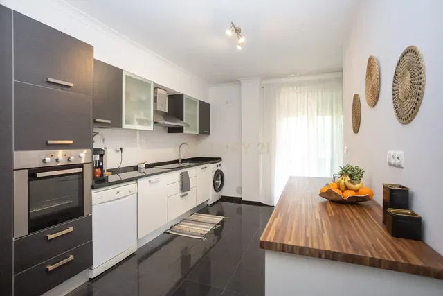 Küche; küchengeräte, fliesenboden, tageslicht, moderner stil