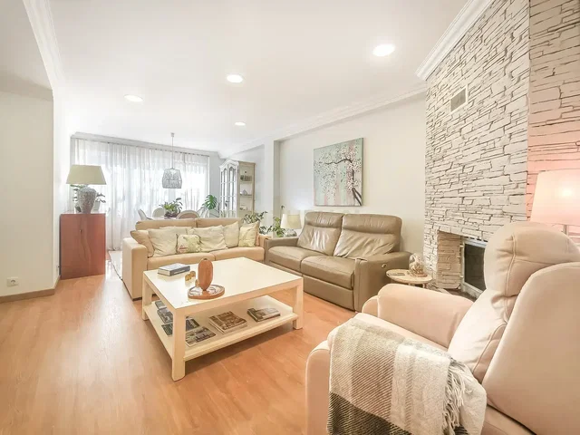 Wohnzimmer; tageslicht, holzboden, moderner stil, kamin