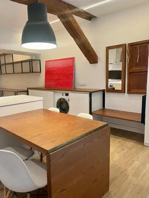 Cuisine; poutres en bois, parquet, style moderne, lumière naturelle, rénové