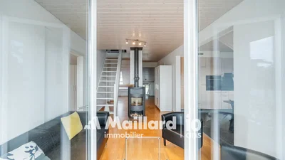 Wohnzimmer; kamin, holzboden, tageslicht, moderner stil