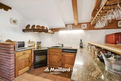 Küche; küchengeräte, holzbalken, fliesenboden