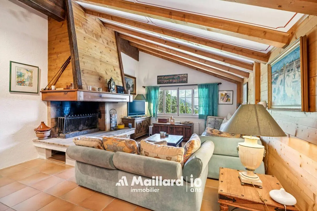 Wohnzimmer; kamin, holzbalken, fliesenboden, tageslicht, rustikaler stil