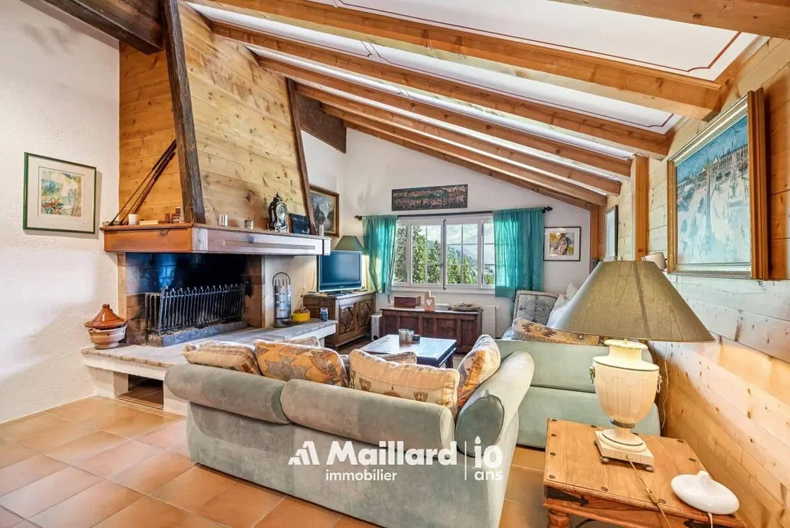Wohnzimmer; kamin, holzbalken, fliesenboden, tageslicht, rustikaler stil