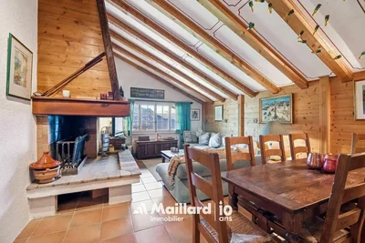 Wohnzimmer; kamin, holzbalken, holzboden, rustikaler stil, tageslicht