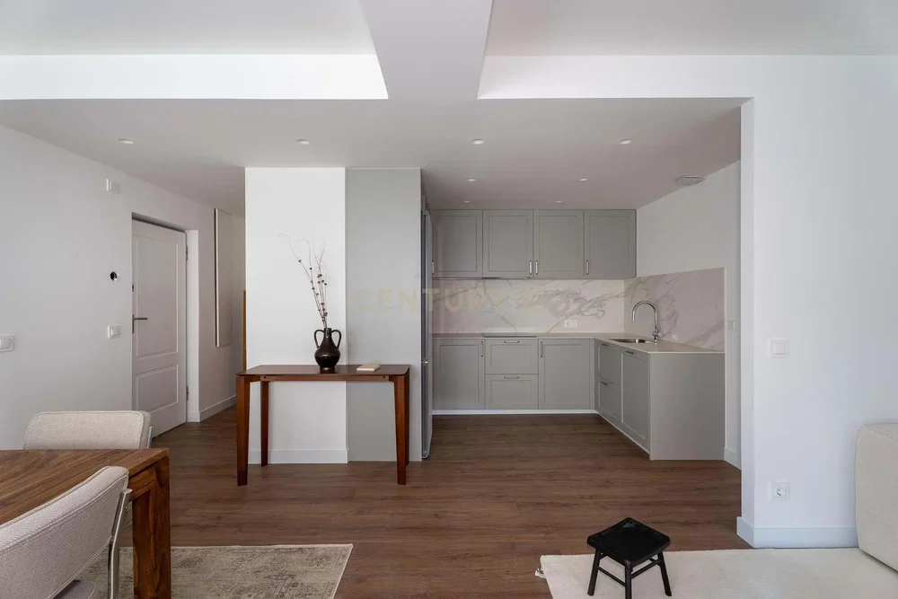 Cocina; suelo de madera, luz natural, estilo moderno