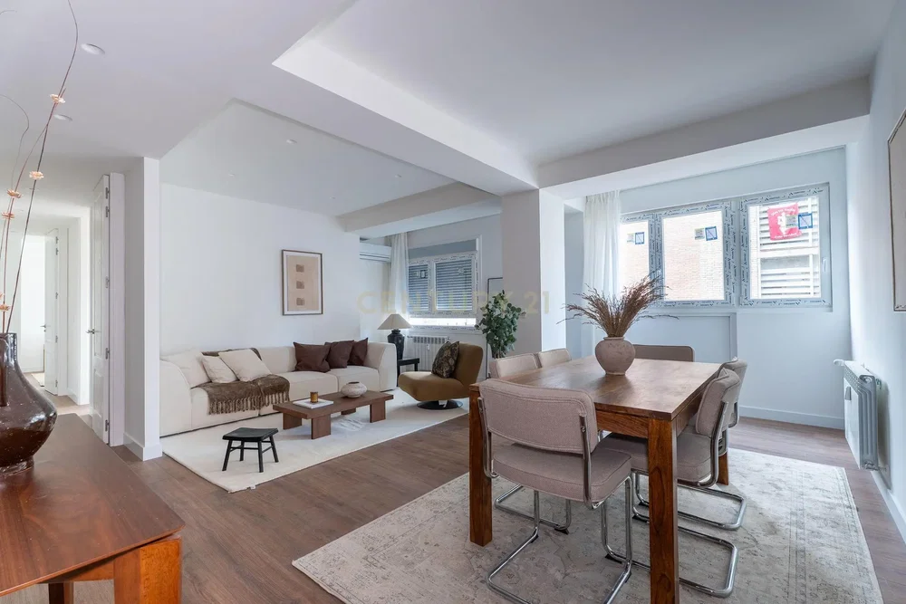 Salón; luz natural, estilo moderno, suelo de madera