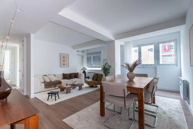 Obývací pokoj; přirozené světlo, moderní styl, dřevěná podlaha