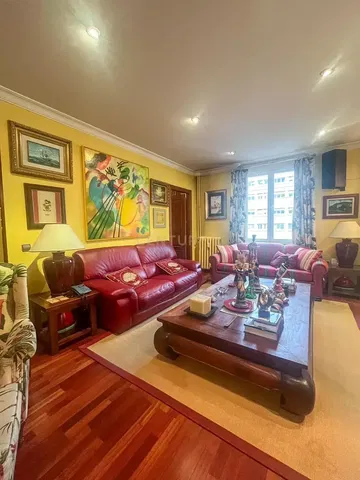 Salon; style moderne, parquet, lumière naturelle