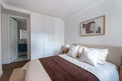 Dormitorio; suelo de madera, luz natural, estilo moderno
