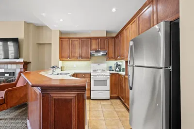 Küche; küchengeräte, fliesenboden, tageslicht, moderner stil