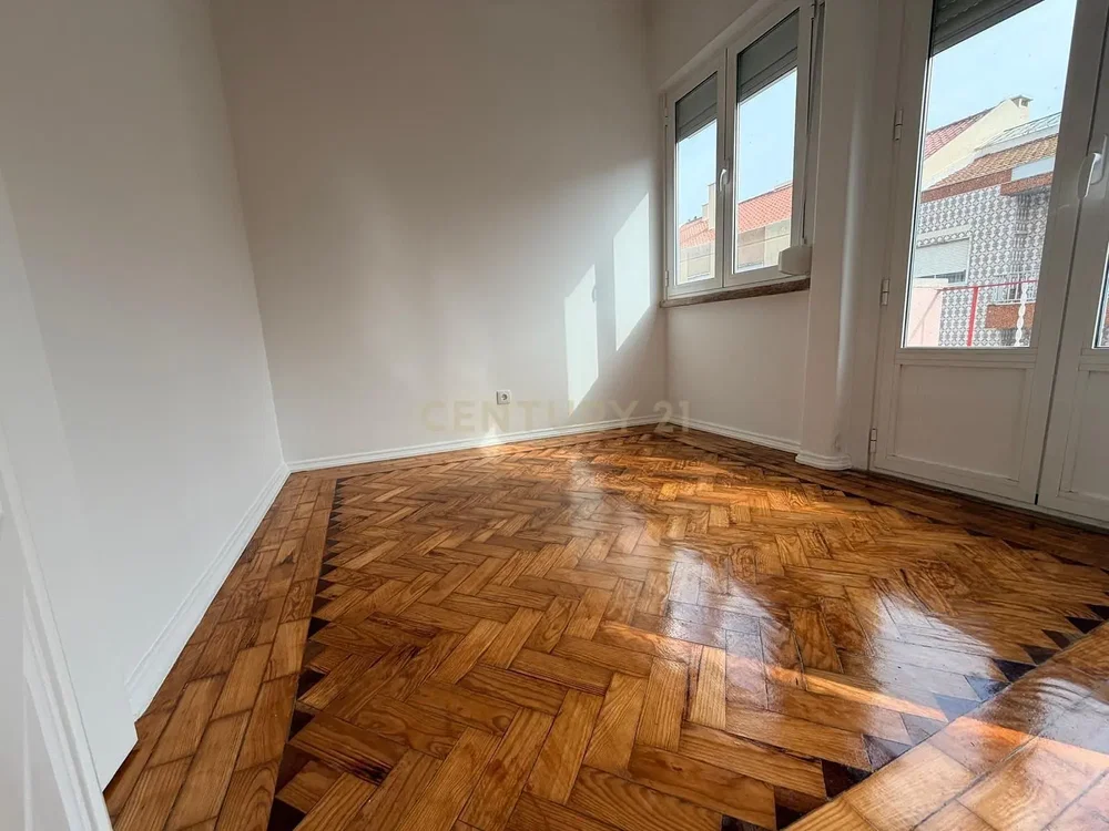 Schlafzimmer; holzboden, tageslicht, blick