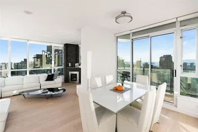 Obývací pokoj; výhled, přirozené světlo, moderní styl, dřevěná podlaha