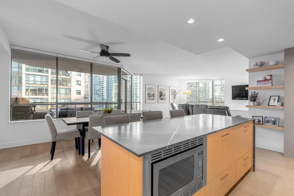 Mutfak; manzara, modern stil, ahşap zemin, doğal ışık