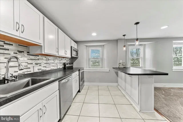 Cuisine; électroménager, carrelage, lumière naturelle, style moderne, rénové