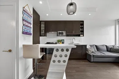 Kuchyně; moderní styl, dřevěná podlaha, přirozené světlo, kuchyňské spotřebiče