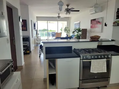 Küche; küchengeräte, fliesenboden, tageslicht, moderner stil