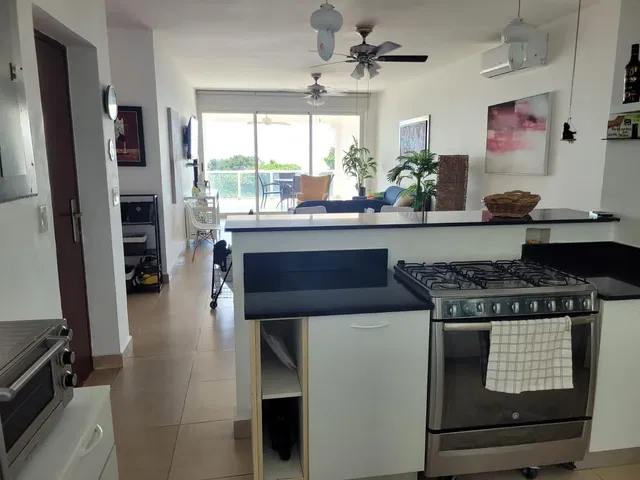 مطبخ; أجهزة المطبخ, أرضية من البلاط, ضوء طبيعي, أسلوب عصري