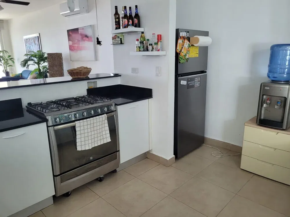 Küche; küchengeräte, fliesenboden, tageslicht