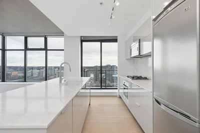 Cuisine; vue, électroménager, lumière naturelle, style moderne