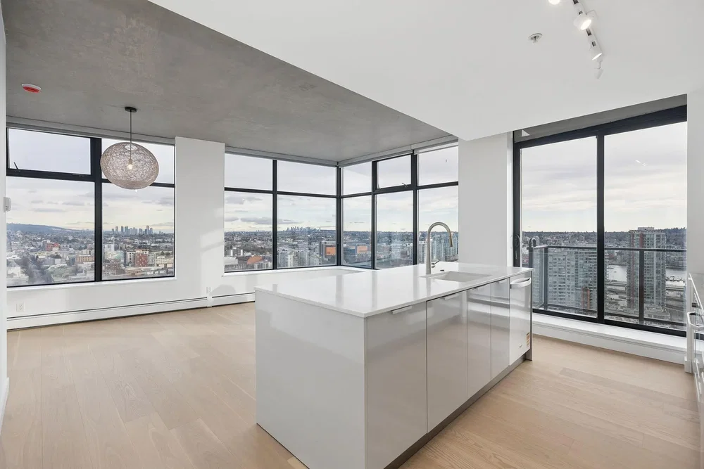 Cuisine; vue, parquet, lumière naturelle, style moderne