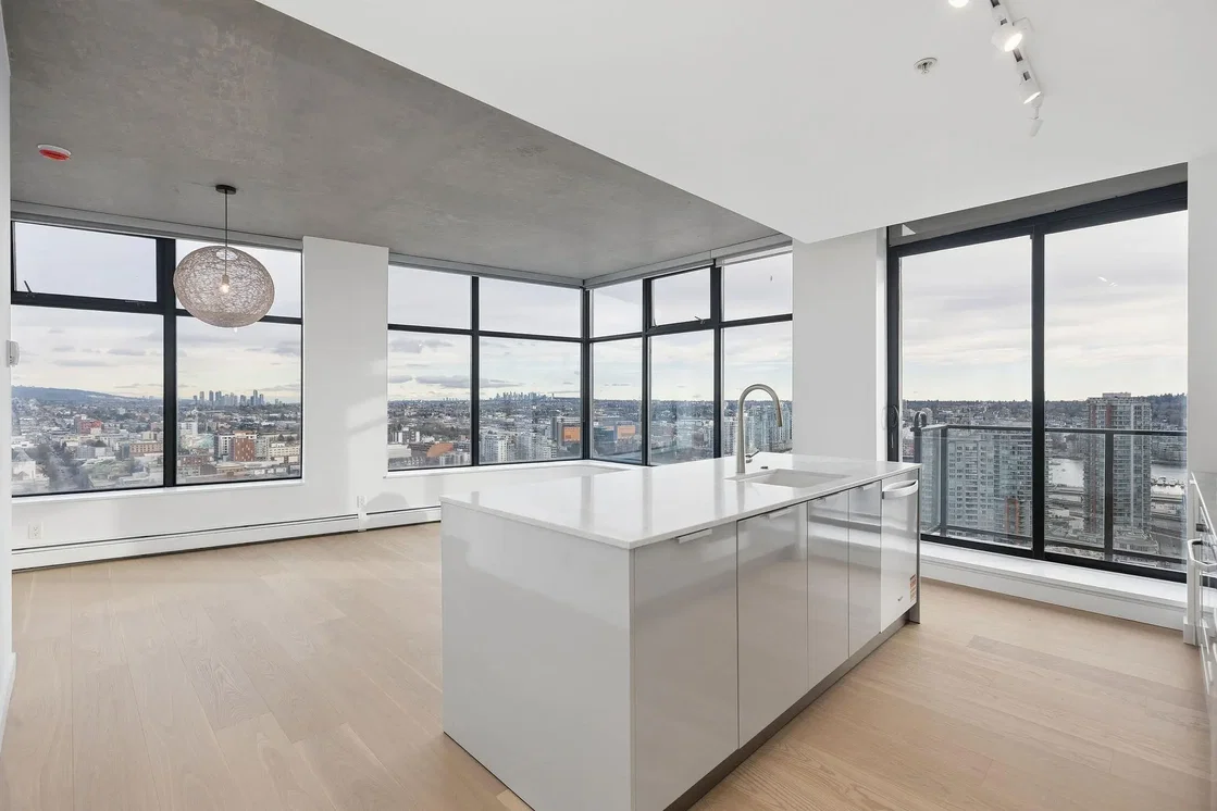Cuisine; vue, parquet, lumière naturelle, style moderne