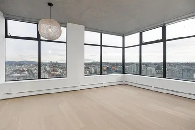 Obývací pokoj; výhled, dřevěná podlaha, přirozené světlo